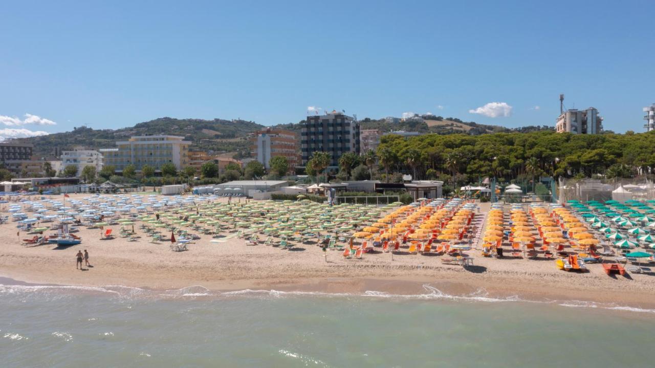 Hotel Sporting Alba Adriatica Exterior photo